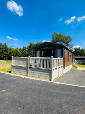 Bellwood Lodge with Hot Tub